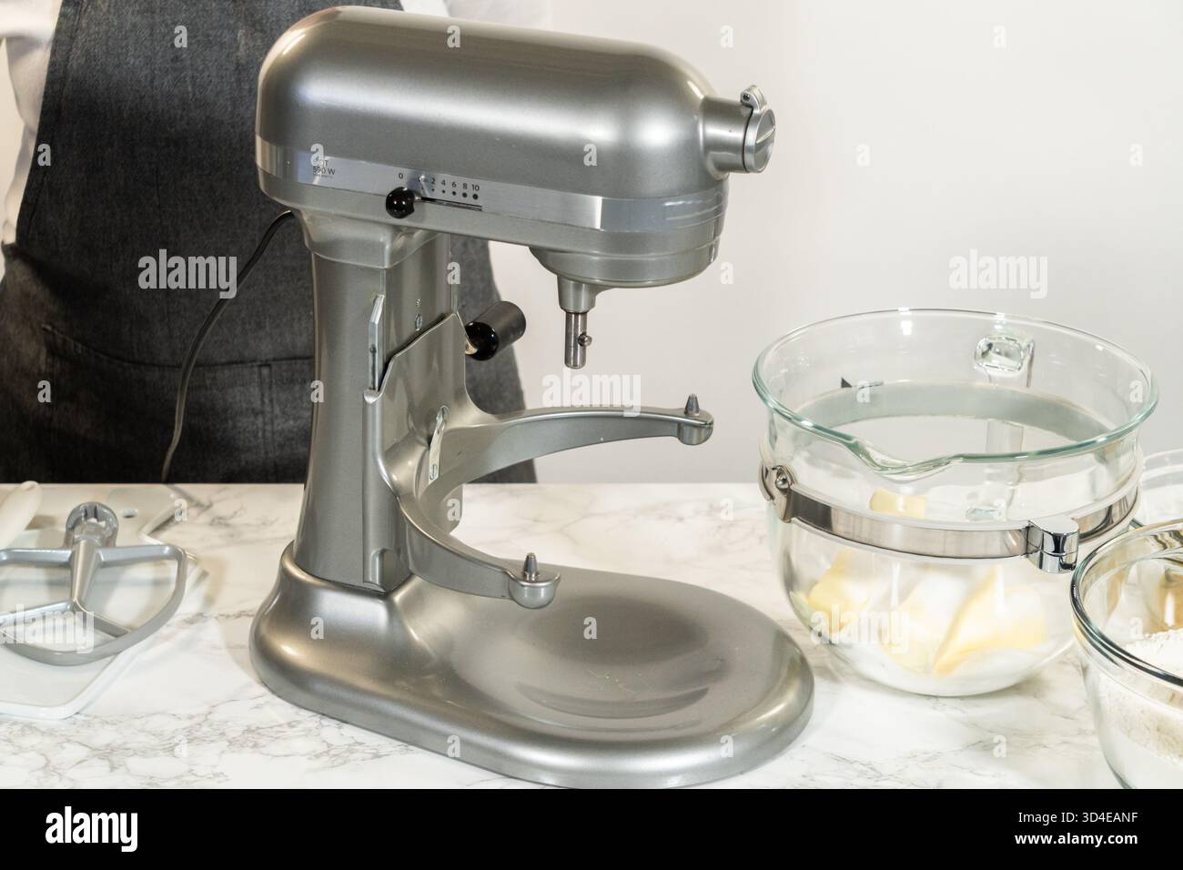 Beurrez dans le bol mélangeur sur pied avant de mélanger Banque D'Images