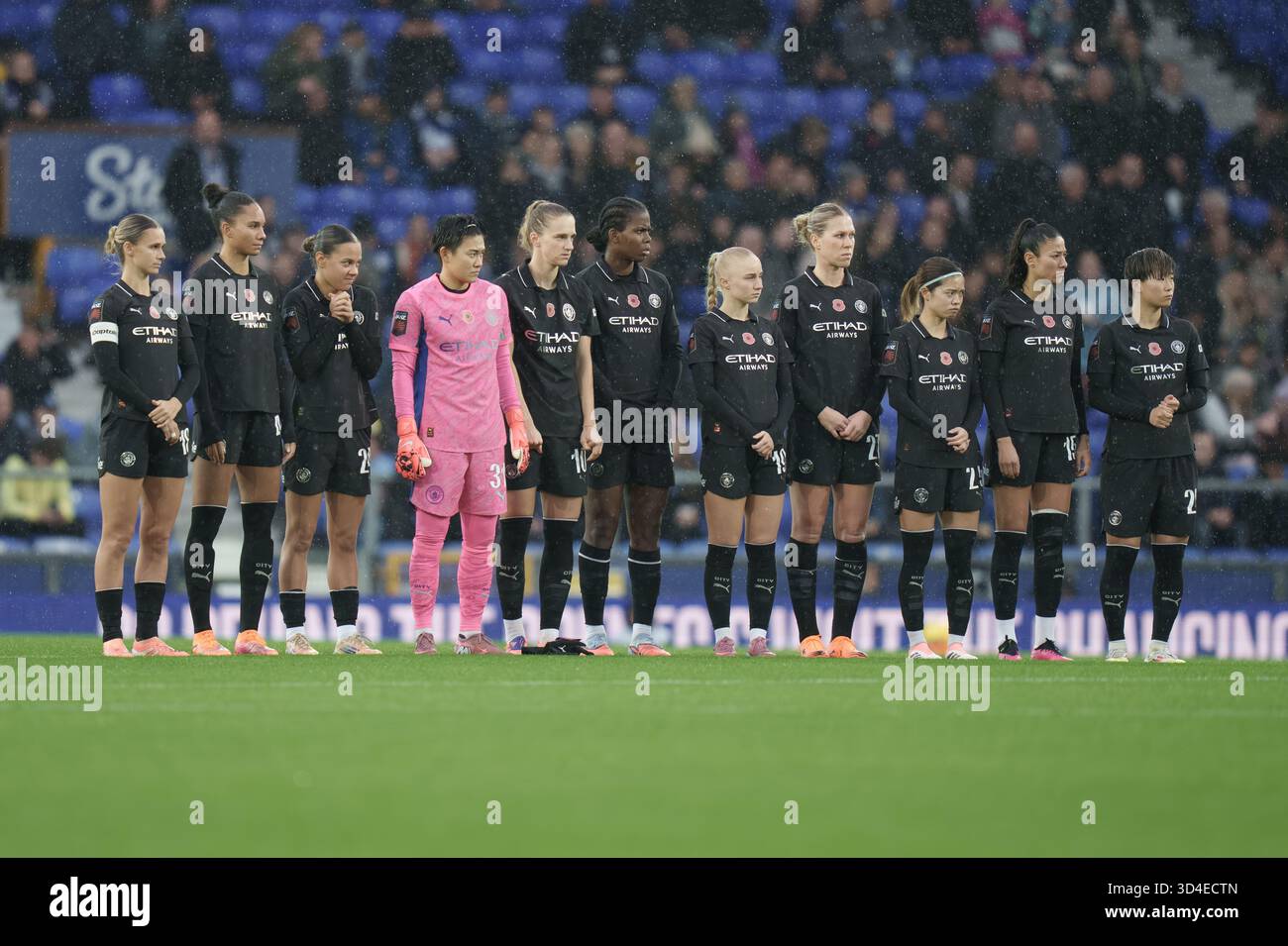 Everton FC v Manchester City FC Barclays Super League femme GOODISON PARK ANGLETERRE - 9 novembre 2025 vue générale en tant que fans, joueurs et officiels de match, observez une minute de silence avant le jour du souvenir lors du match de Super League féminine Barclays entre Everton FC et Manchester City FC au Goodison Park le 9 novembre 2025 à Liverpool, Angleterre. Photo Alan Edwards Banque D'Images