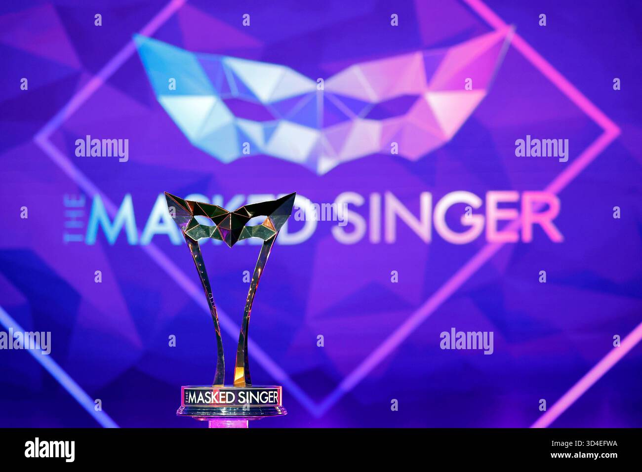 DATE D'ENREGISTREMENT NON INDIQUÉE Der Pokal für den Sieger von The Masked Singer mit dem logo der Show steht in der ProSieben-Show the Masked Singer in den MMC-Studios in Ossendorf poliert. Themenbild, Symbolbild Köln, 08.11.2025 NRW Deutschland *** le trophée pour le vainqueur du chanteur masqué avec le logo des spectacles est poli dans le spectacle ProSieben le chanteur masqué aux studios MMC à Ossendorf image thème, image symbolique Cologne, 08 11 2025 NRW Allemagne Copyright : xChristophxHardtx Banque D'Images