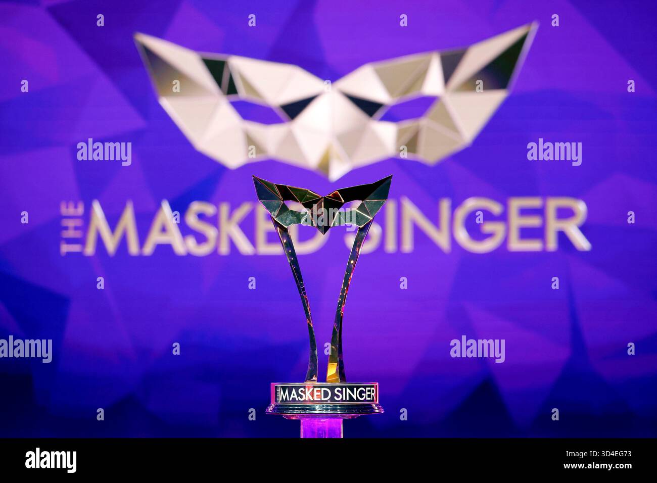 Le trophée pour le gagnant [gagnant] de The Masked Singer avec le logo de la série est poli dans les studios MMC à Ossendorf lors de l'émission ProSieben 'The Masked Singer'. (Image stock, image symbole) Cologne, 8 novembre 2025 Banque D'Images
