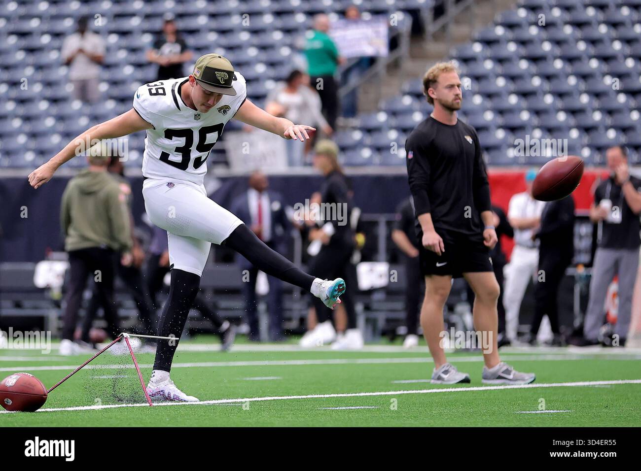 Houston, Texas, États-Unis. 9 novembre 2025. Jacksonville Jaguars place Kicker Cam Little (39) se réchauffe avant le match NFL entre les Texans de Houston et les Jaguars de Jacksonville au NRG Stadium de Houston, Texas, le 9 novembre 2025. Houston a gagné, 36-29. (Crédit image : © Erik Williams/ZUMA Press Wire) USAGE ÉDITORIAL SEULEMENT ! Non destiné à UN USAGE commercial ! Banque D'Images