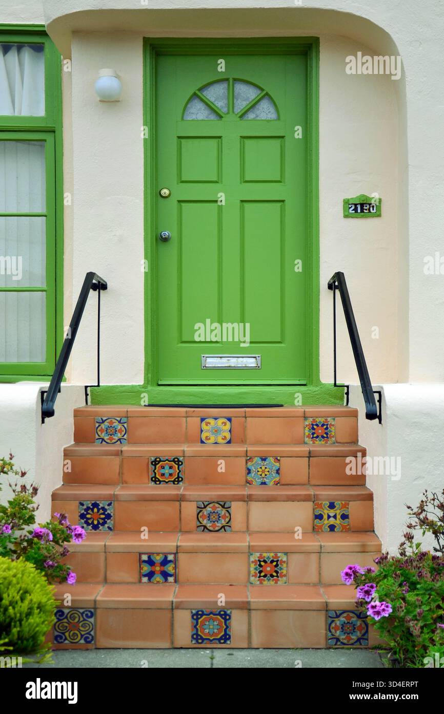 Porte d'entrée vert lime et escalier carrelé coloré d'une charmante maison de San Francisco, Californie, États-Unis Banque D'Images