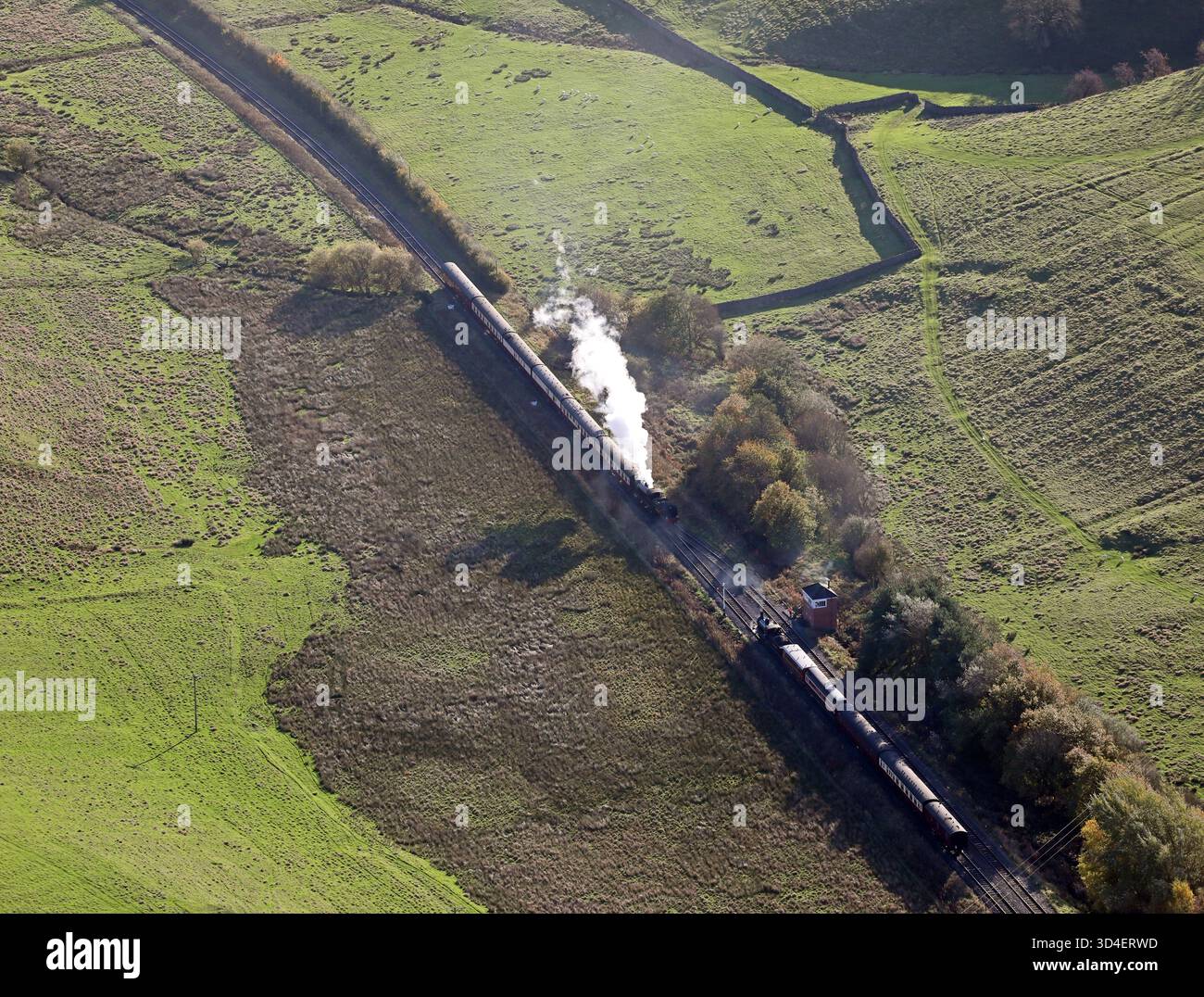 Vue aérienne de deux trains sur le chemin de fer à vapeur Embsay & Bolton Abbey Banque D'Images