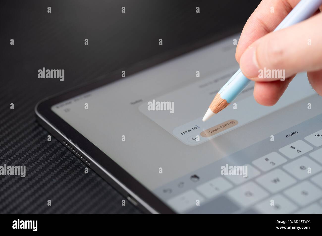 New York, États-Unis - 7 novembre 2025 : demander Microsoft CoPilot ai chatbot sur tablette vue rapprochée sur table sombre Banque D'Images