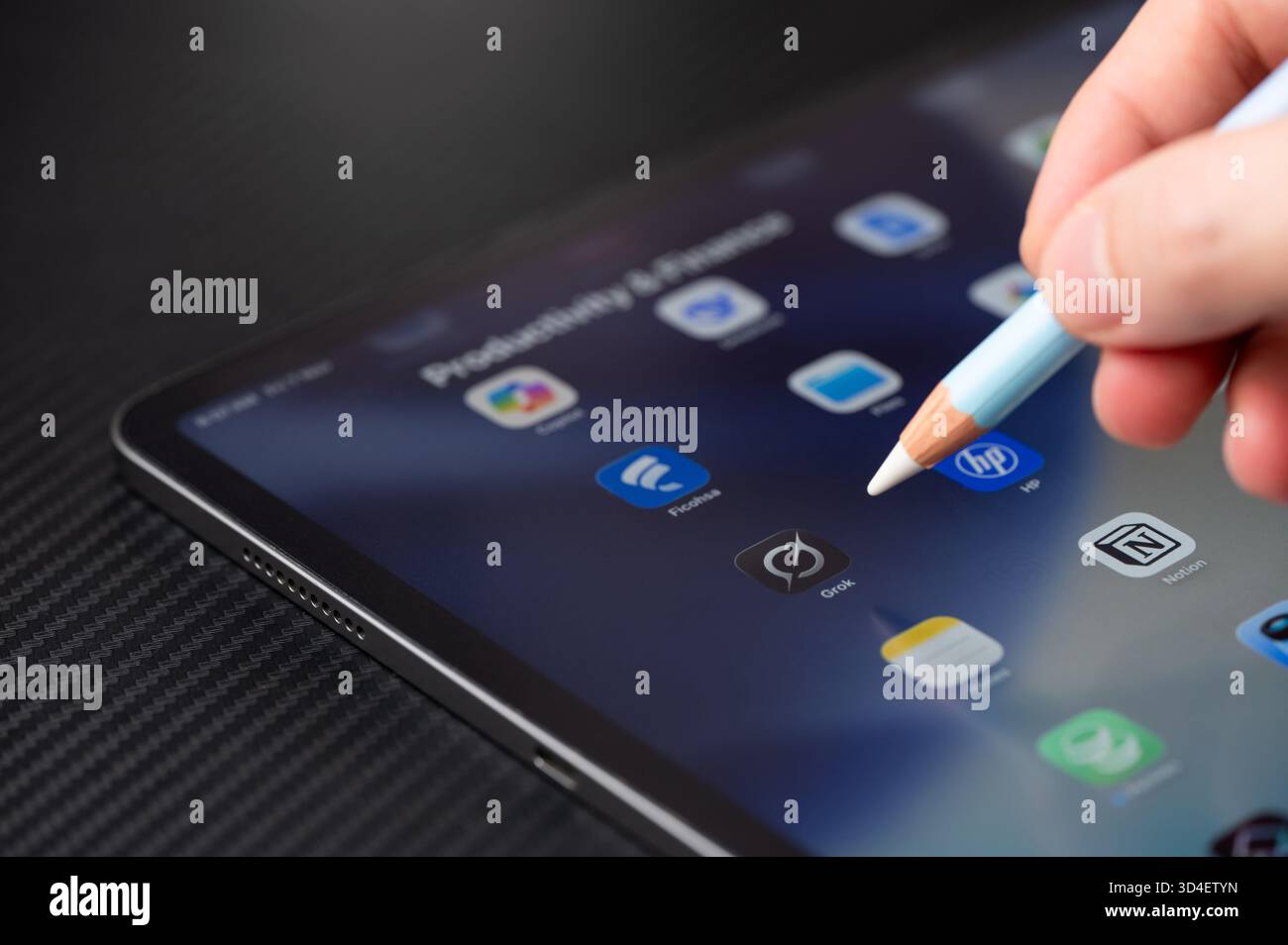 New York, États-Unis - 7 novembre 2025 : ouvrir sur tablette Grok ai app close up view sur table sombre Banque D'Images