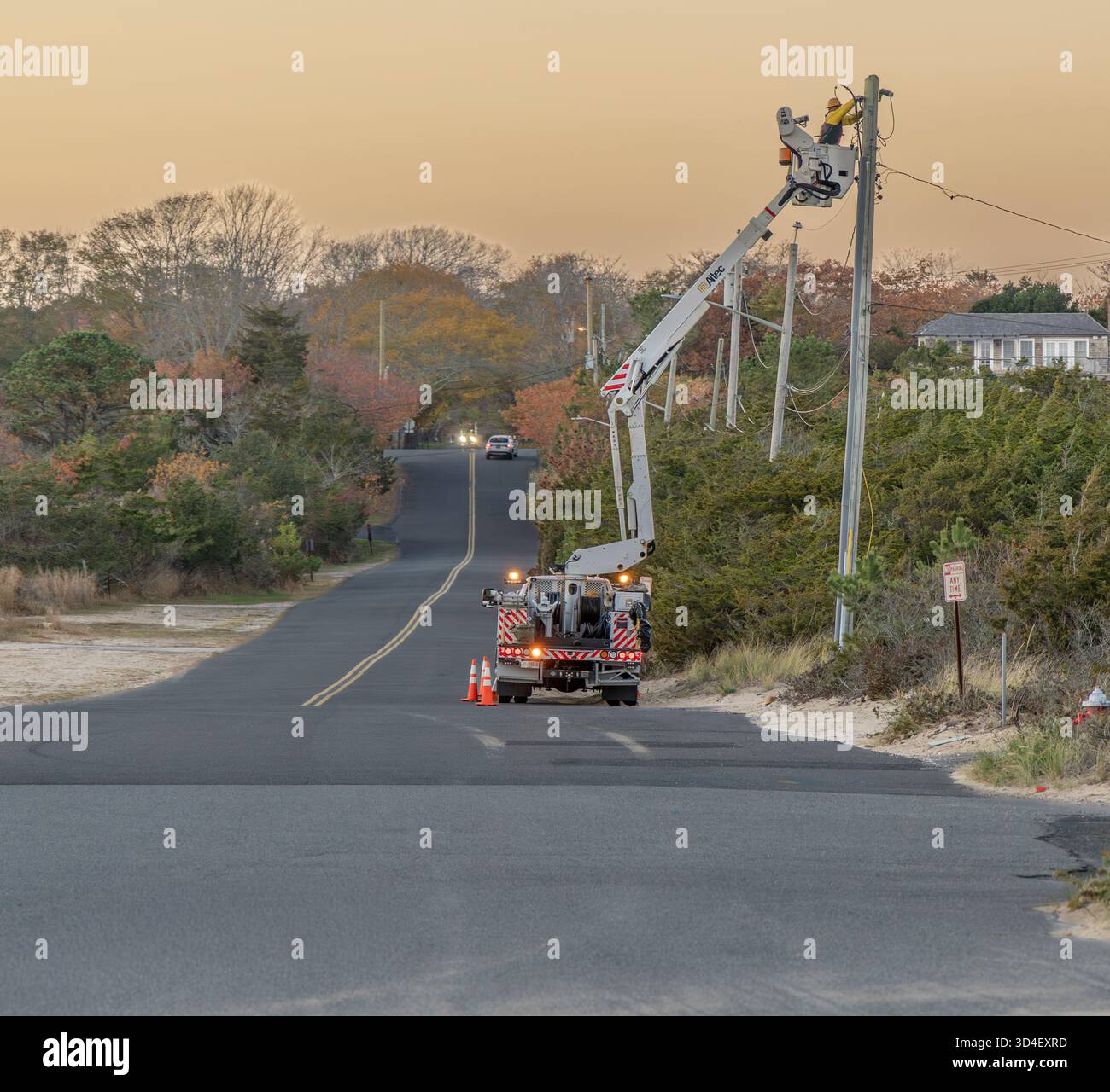 lineman travaillant sur un camion à godets sur une ligne électrique sur atlantic beach Banque D'Images