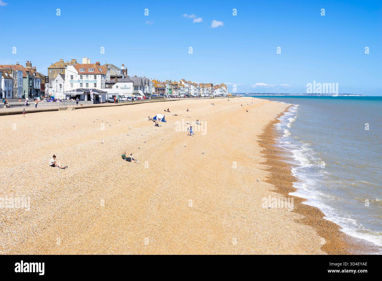 Deal Beach Deal Kent - les gens sur la plage de galets et les maisons de front de mer Deal Kent Angleterre GB Europe Banque D'Images