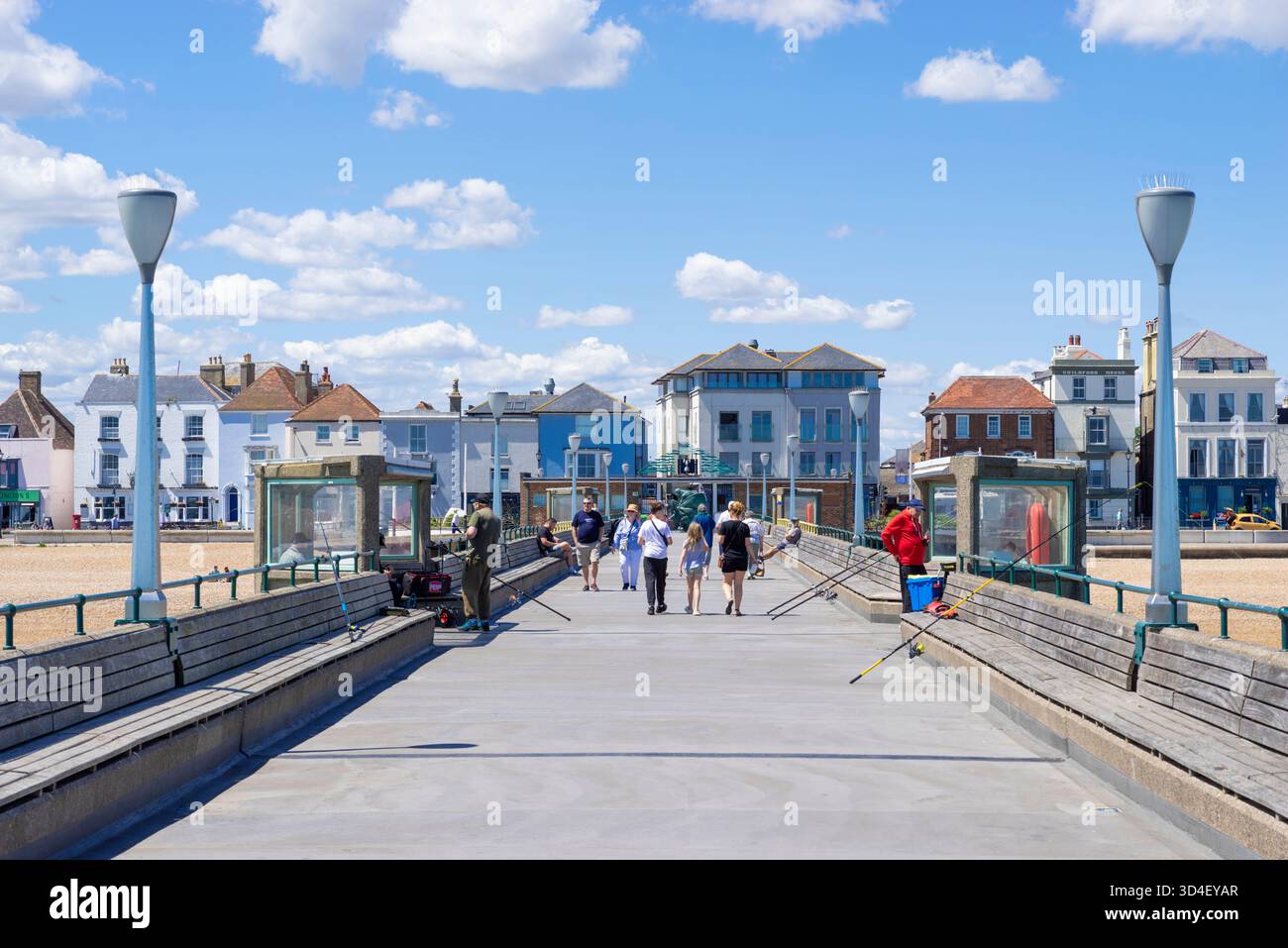 Deal Kent - Deal Pier Kent - les gens marchant sur la jetée Deal Pier Deal Deal Kent Angleterre Royaume-Uni GB Europe Banque D'Images