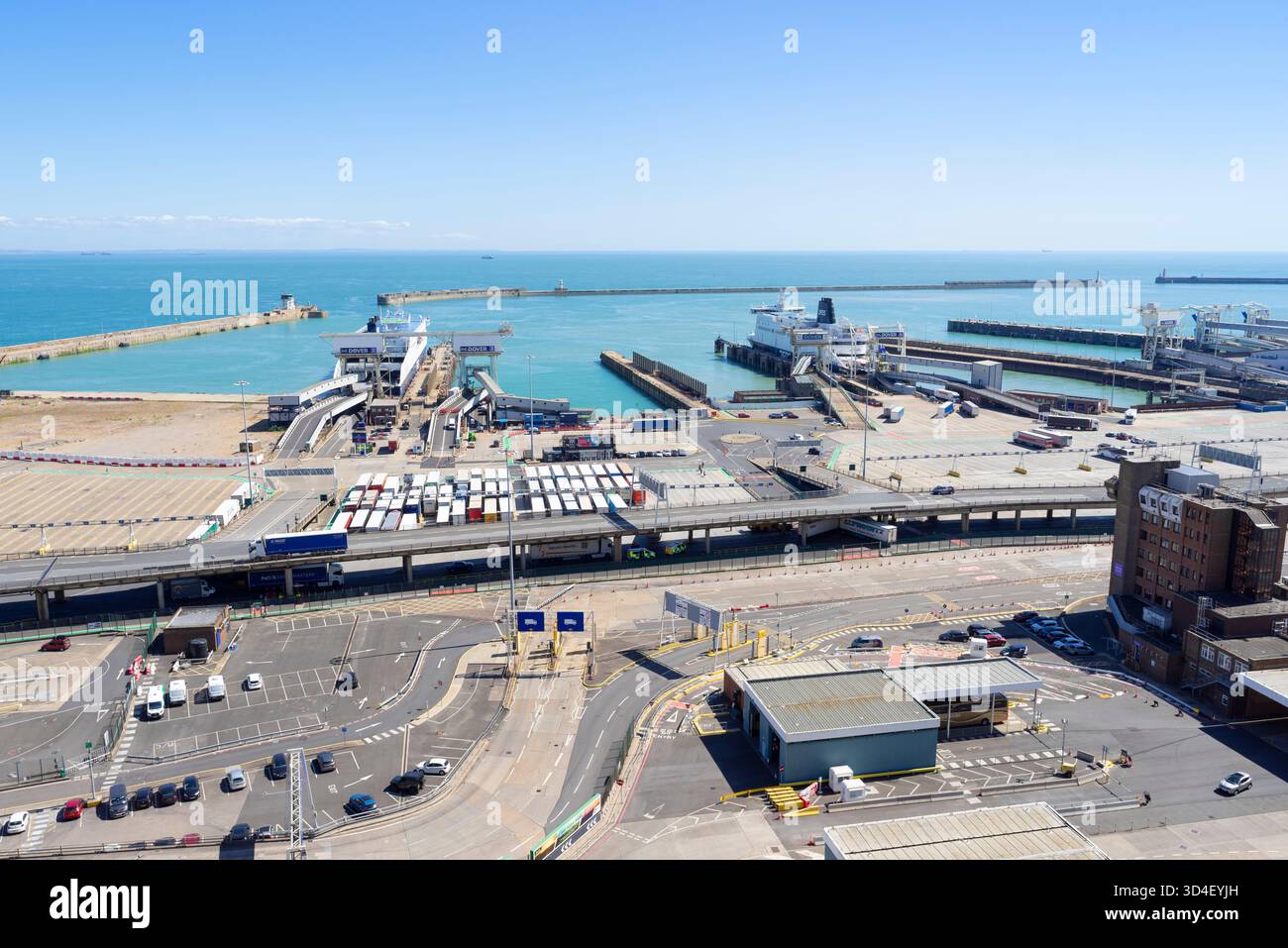 Douvres Kent - trafic occupé au terminal de ferry Port de Douvres Kent Royaume-Uni GB Europe Banque D'Images