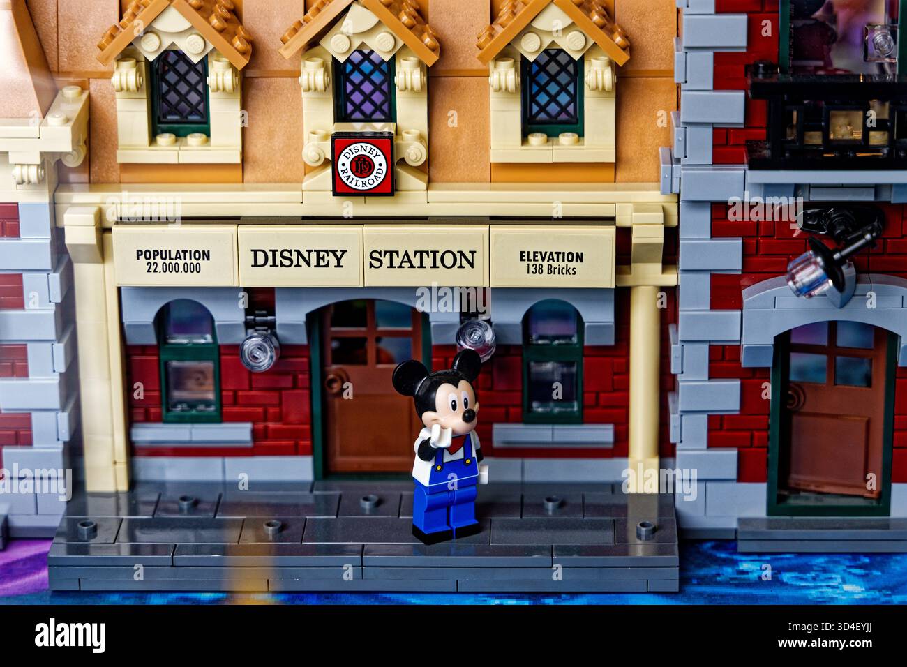 Modèle LEGO de Disney Station avec une petite figurine Mickey Mouse debout devant. Banque D'Images