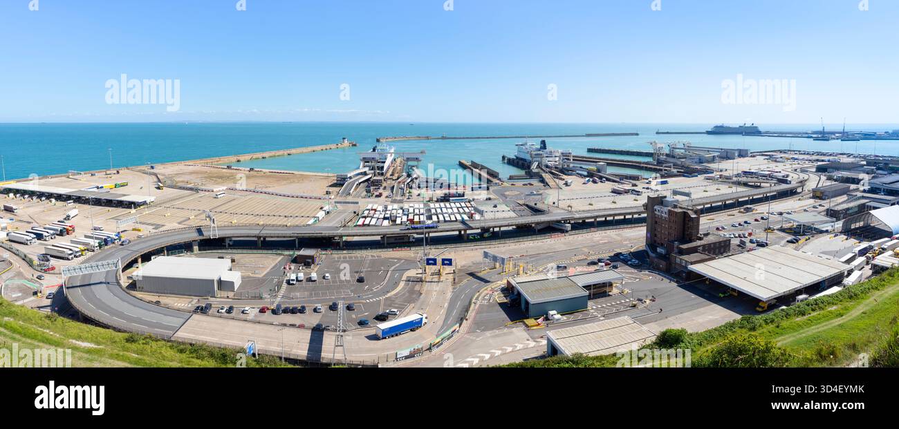 Douvres Kent - trafic occupé au terminal de ferry Port de Douvres Kent Royaume-Uni GB Europe Banque D'Images