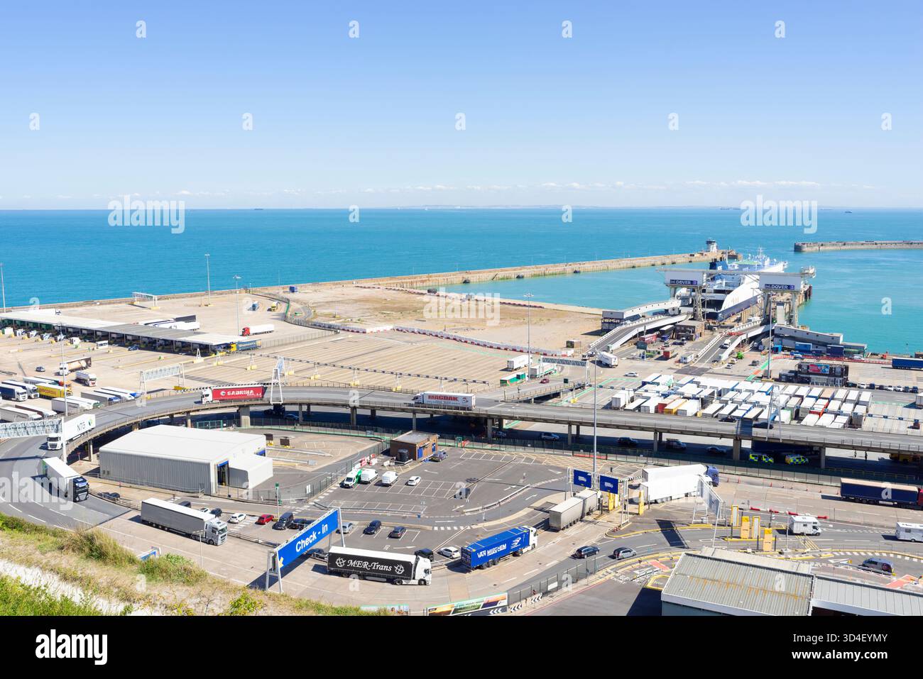 Douvres Kent - trafic occupé au terminal de ferry Port de Douvres Kent Royaume-Uni GB Europe Banque D'Images