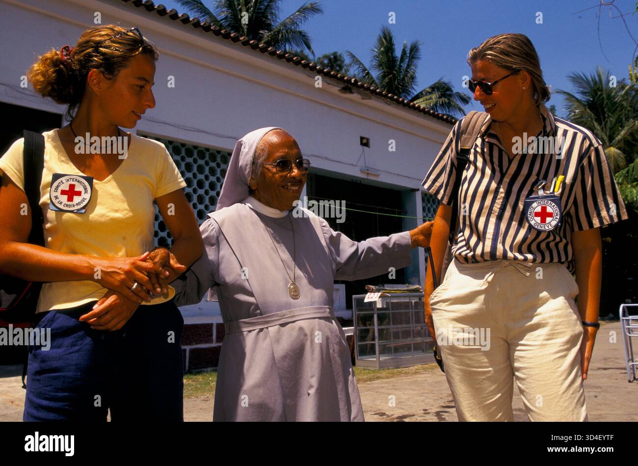 Sœur Margerita de l'ordre des Cocconiens avec des délégués de la Croix-Rouge au Timor oriental, septembre/octobre 1999. Banque D'Images
