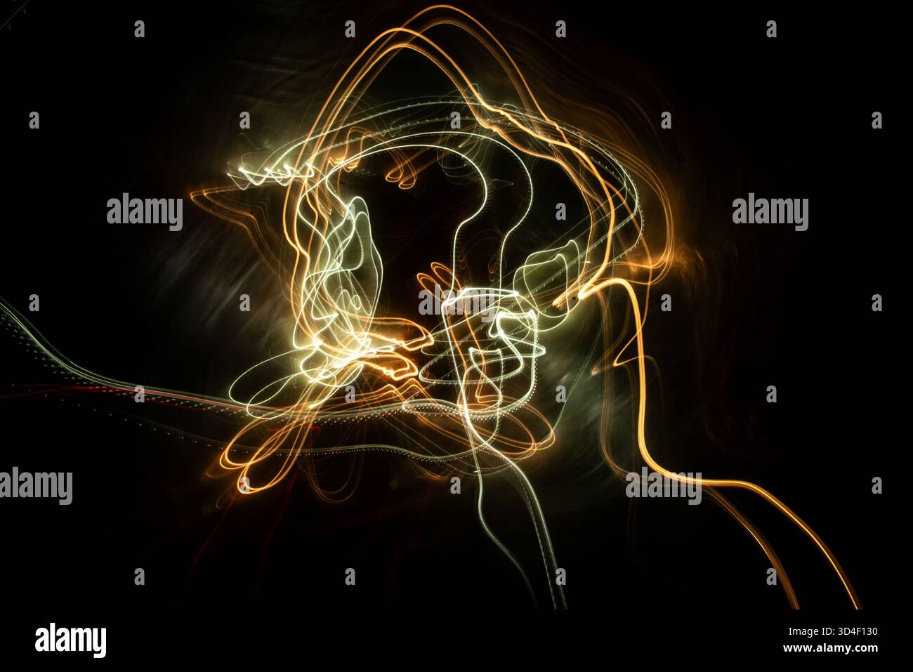 Une photo abstraite utilisant de la peinture légère et des lumières de voiture. Banque D'Images