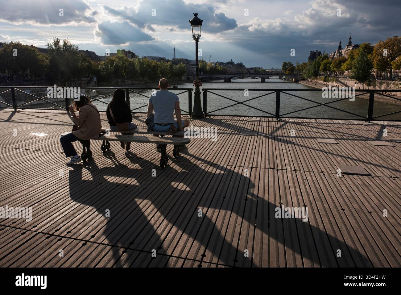 Regarder le soleil se coucher depuis le Pont des Arts avec une vue sur la Seine en direction de la Tour Eiffel, Paris, France Banque D'Images