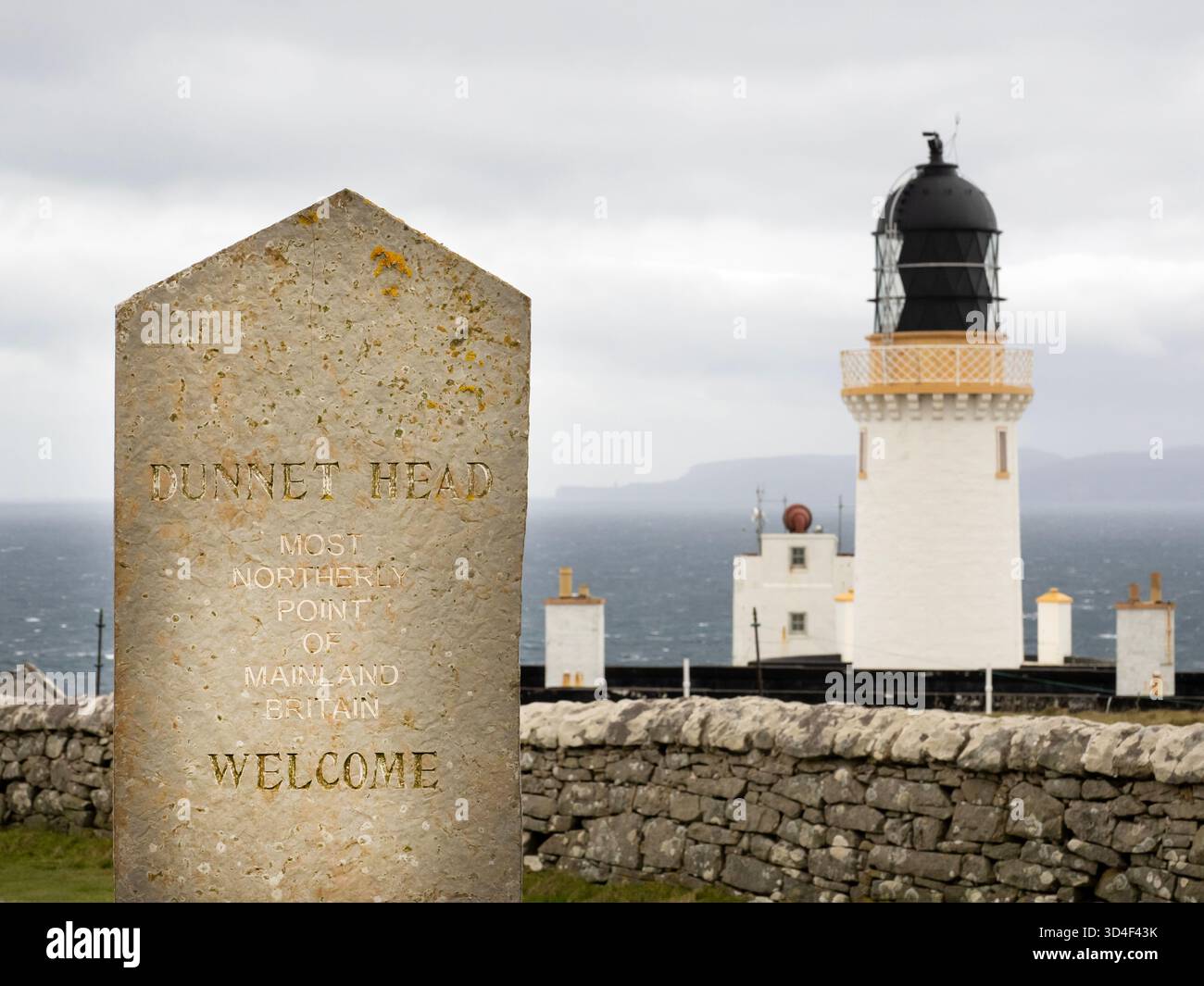 Phare de Dunnet Head, sur Dunnet Head, le point le plus septentrional du continent britannique, sur la côte nord écossaise, au Royaume-Uni avec les îles Orcades derrière. Banque D'Images