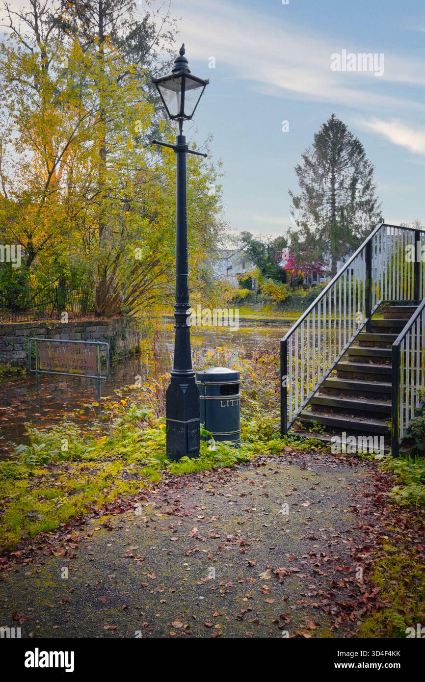Lanterne et voie publique, canal Bridgewater, Worsley, Salford, Greater Manchester, Royaume-Uni Banque D'Images