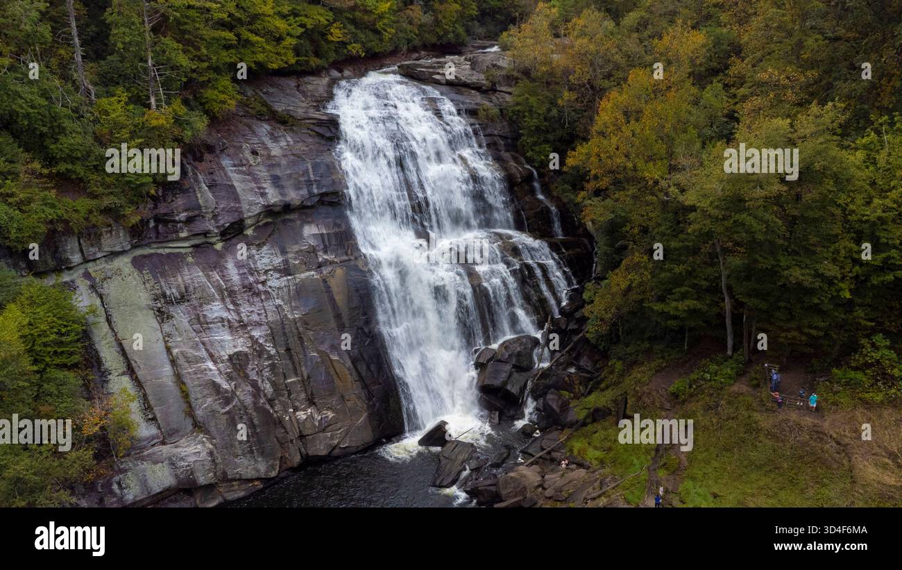 Vue aérienne de Rainbow Falls, une chute d'eau massive dans la forêt nationale de Pisgah en Caroline du Nord. Banque D'Images