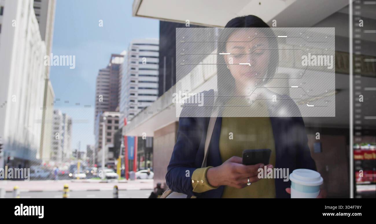Vérifier téléphone commuter dans blazer marine, olive-top au verre avec superposition, sac et tasse, espace de copie Banque D'Images