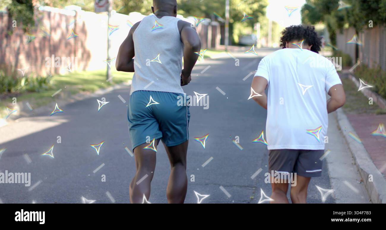 Courir deux hommes dans une rue de banlieue, dans un équipement sportif avec des bordures réfléchissantes et des artefacts légers Banque D'Images