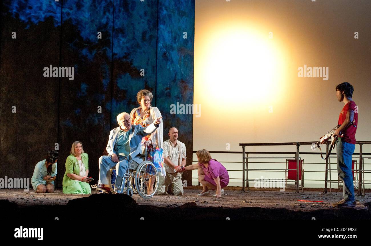 Centre : Alan Opie (Leon Klinghoffer), Michaela Martens (Marilyn Klinghoffer) droite : Jesse Korvarsky (Omar) & otages dans LA MORT DE KLINGHOFFER à l'English National Opera (ENO), London Coliseum WC2 25/02/2012 an ENO & New York Metropolitan Opera musique de coproduction : John Adams livret : Alice Goodman chef d'orchestre : Baldur Bronniman décor : Tom Pye costumes : Laura Hopkins éclairage : Jean Kalman Tom Morris Banque D'Images