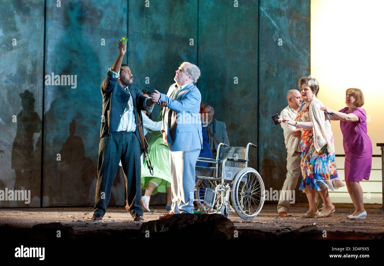 Menaçant avec une grenade - centre Sidney Outlaw ('Rambo'), Alan Opie (Leon Klinghoffer) droite : Michaela Martens (Marilyn Klinghoffer) dans LA MORT DE KLINGHOFFER à l'English National Opera (ENO), London Coliseum WC2 25/02/2012 an ENO & New York Metropolitan Opera musique de coproduction : John Adams livret : Alice Goodman chef d'orchestre : Baldur Bronniman décor : Tom Pye costumes : Laura Hopkins réalisateur éclairage : Jean Kalris Banque D'Images