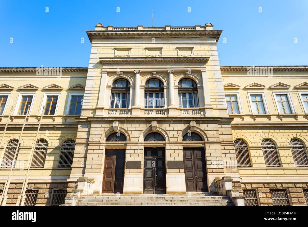 Musée archéologique de Varna vue de façade. Varna est la plus grande ville et station balnéaire sur la côte de la mer Noire en Bulgarie. Banque D'Images