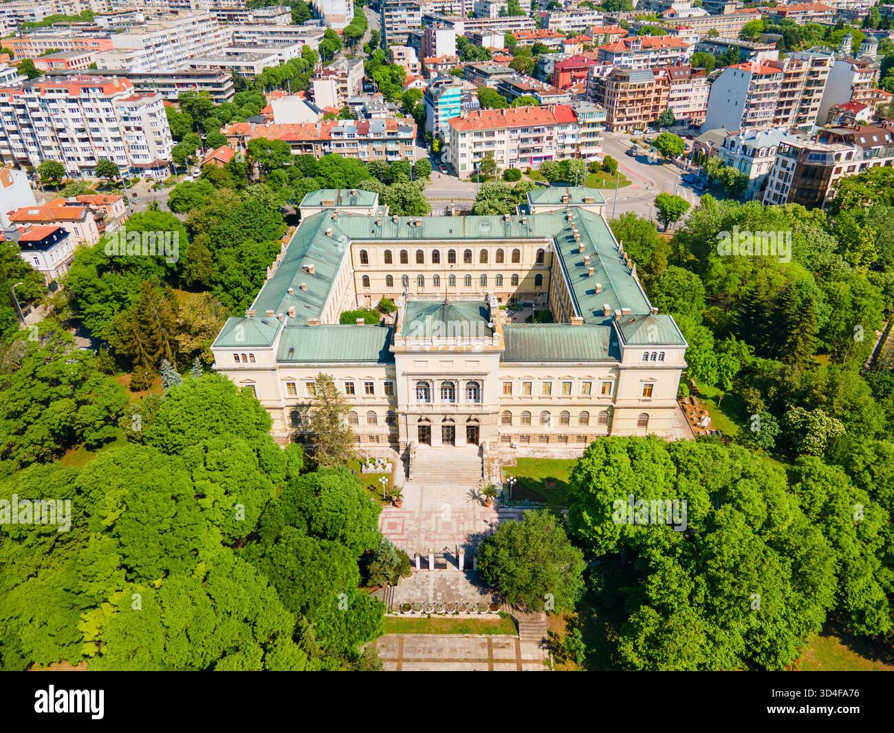 Musée archéologique de Varna vue panoramique aérienne. Varna est la plus grande ville et station balnéaire sur la côte de la mer Noire en Bulgarie. Banque D'Images