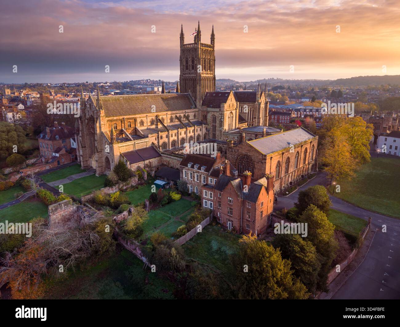 Worcester, Worcestershire - située au bord de la rivière Severn, la cathédrale médiévale est baignée par le soleil d'automne tôt le matin. Imprégné d'histoire, WO Banque D'Images