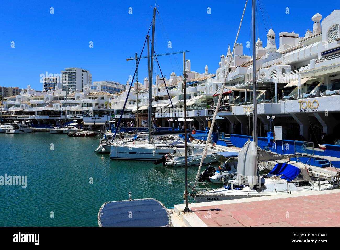 Vue estivale des yachts à Puerto Marina, ville de Benalmádena, Costa del sol, province de Málaga, Andalousie, Espagne, Europe. Banque D'Images