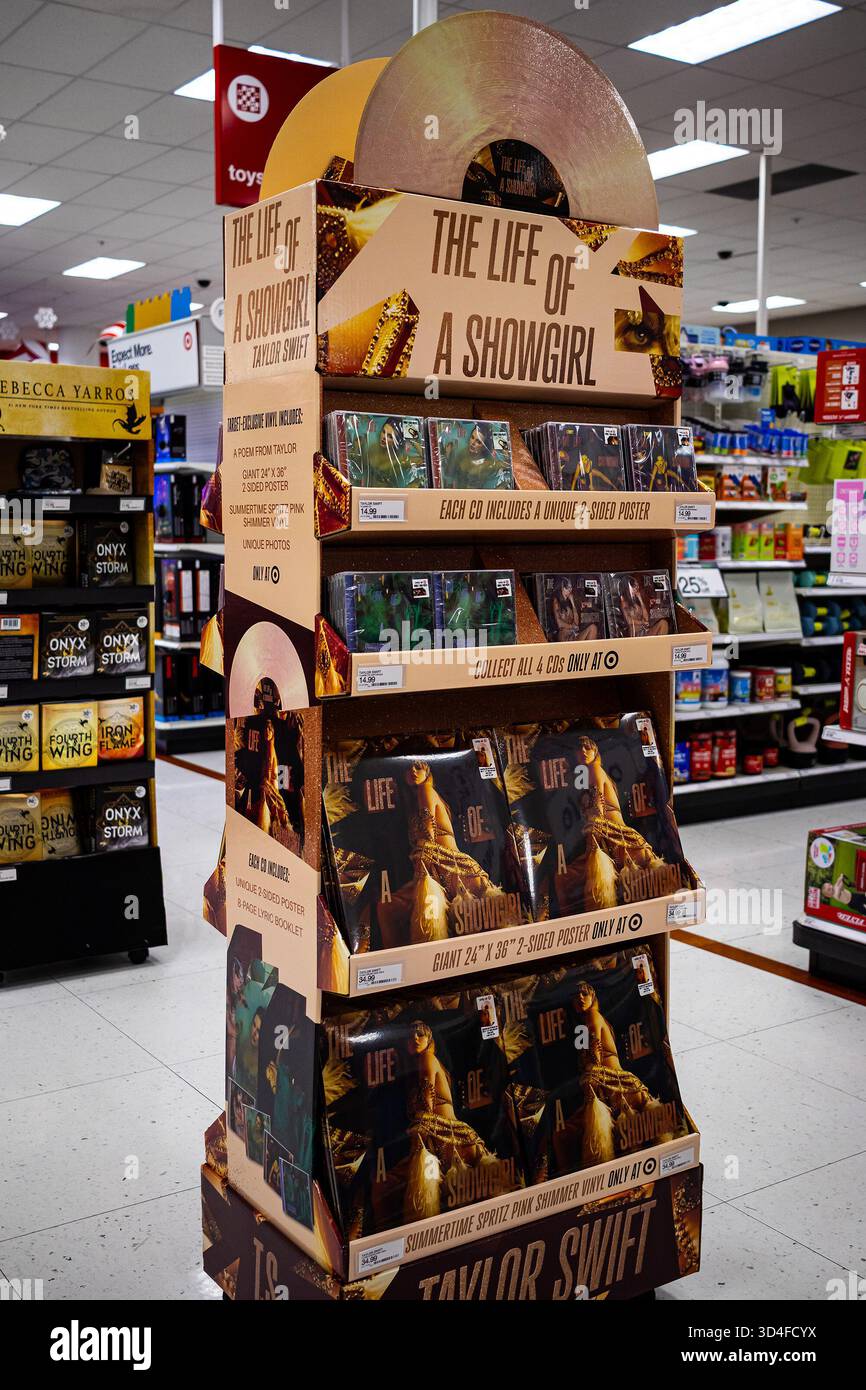 Exposition en magasin de l'édition de l'album de luxe « The Life of a Showgirl » de Taylor Swift dans un magasin Target avec des disques vinyles et des affiches exclusifs Banque D'Images