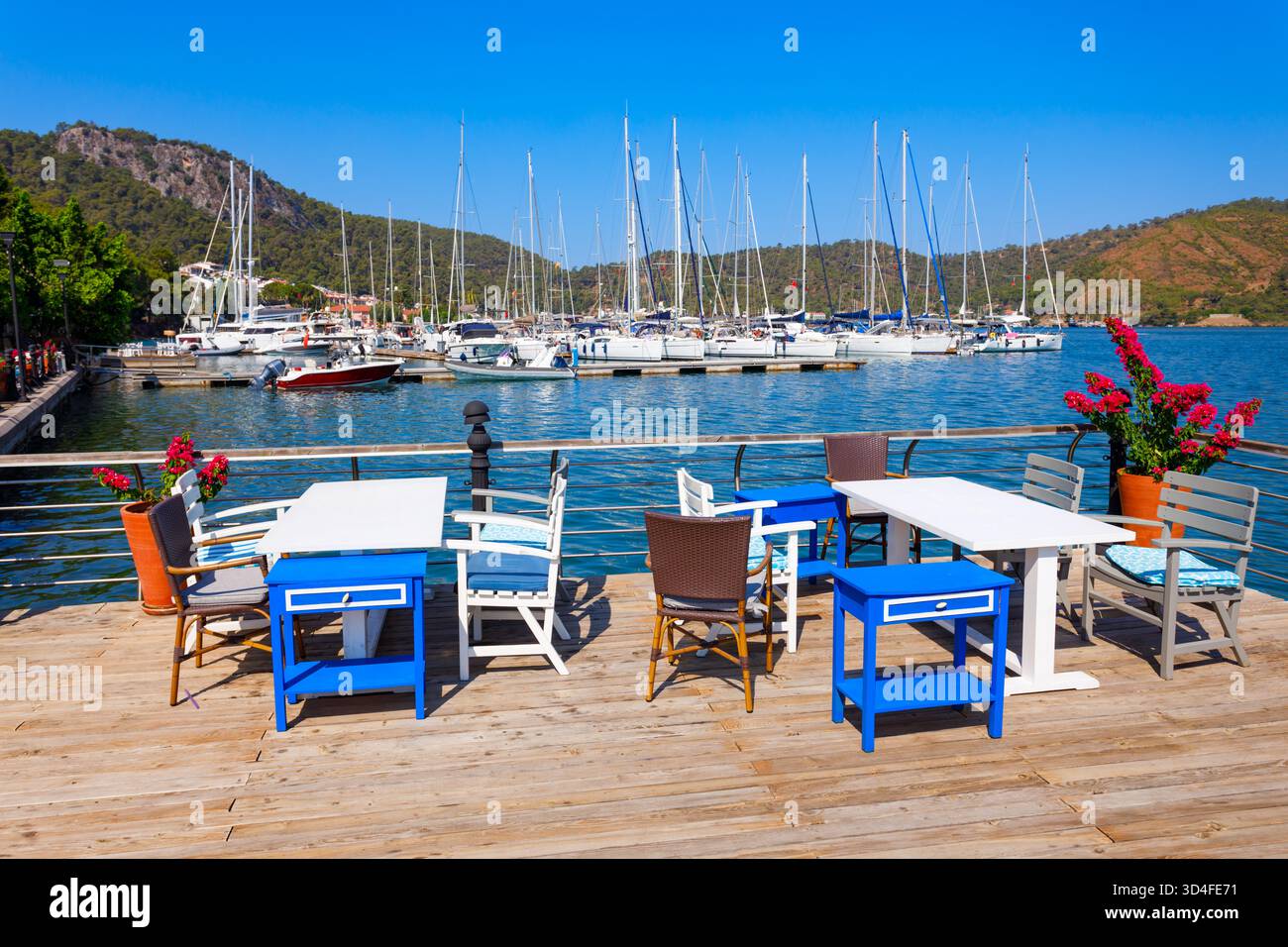 Café de rue de style grec au port de Fethiye. Fethiye est une ville dans Mugla Province, Turquie. Banque D'Images