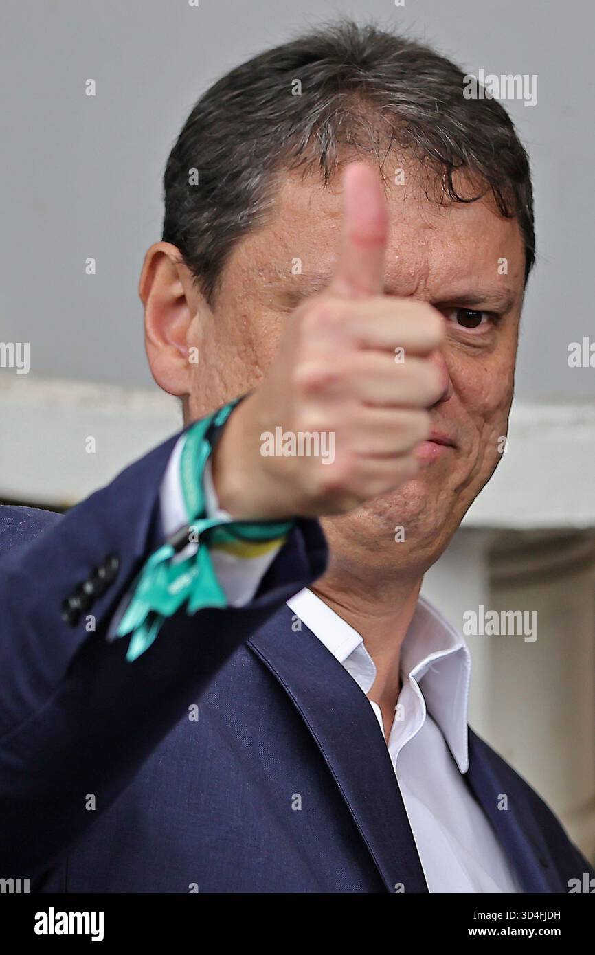 Sao Paulo, Brésil. 9 novembre 2025. Tarcisio de Freitas, Gouverneur de São Paulo, fait signe à la foule lors du Grand Prix de F1 du Brésil à l'Autodromo Jose Carlos Pace le 9 novembre 2025 à Sao Paulo, Brésil. Photo : Heuler Andrey/DiaEsportivo/Alamy Live News crédit : DiaEsportivo/Alamy Live News Banque D'Images