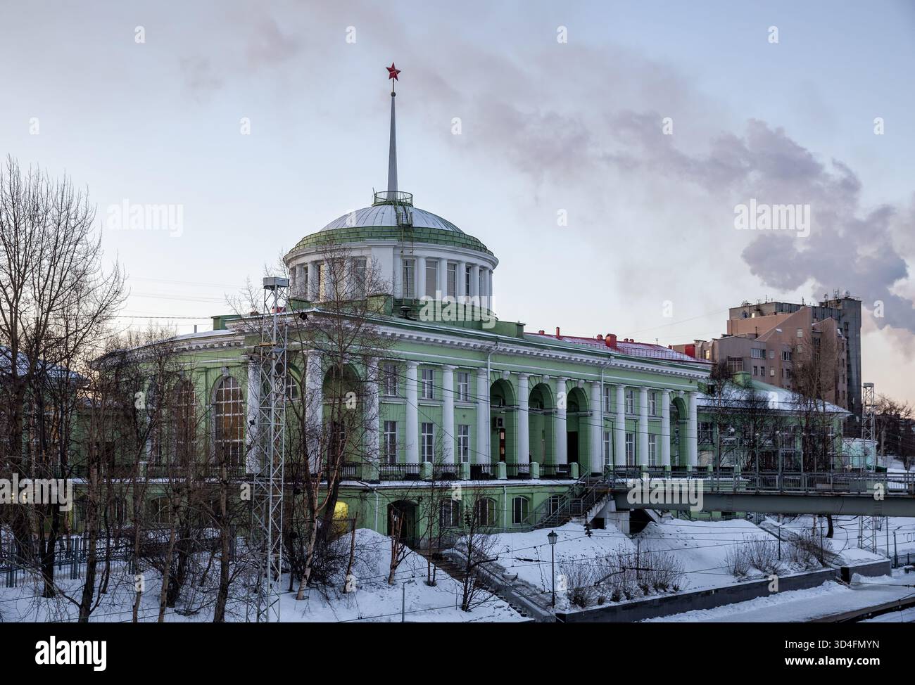 Mourmansk, Russie - 11 mars 2025 : vue de la gare de Mourmansk depuis le quai Banque D'Images