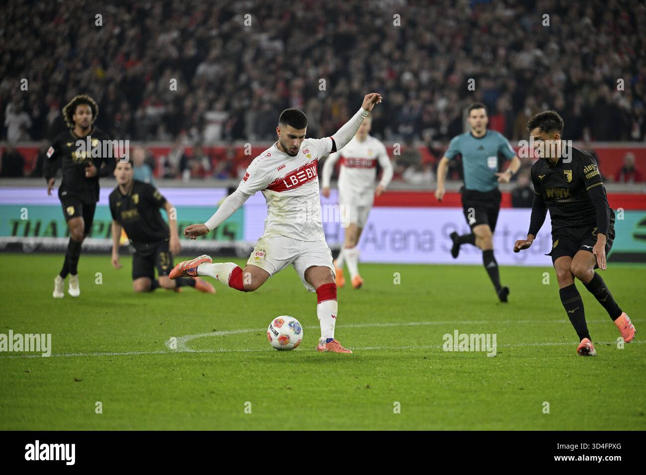 Objectif d'action Deniz Undav VfB Stuttgart (26) tire Dimitrios Giannoulis FC Augsburg FCA (13) derrière l'arbitre Harm Osmers MHPArena, MHP Arena Stuttg Banque D'Images