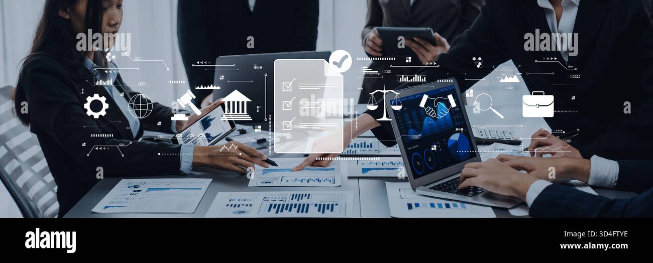Une équipe professionnelle collabore en utilisant la technologie moderne et des outils d'analyse de données dans un environnement de bureau élégant. Ils se concentrent sur l'efficacité Banque D'Images