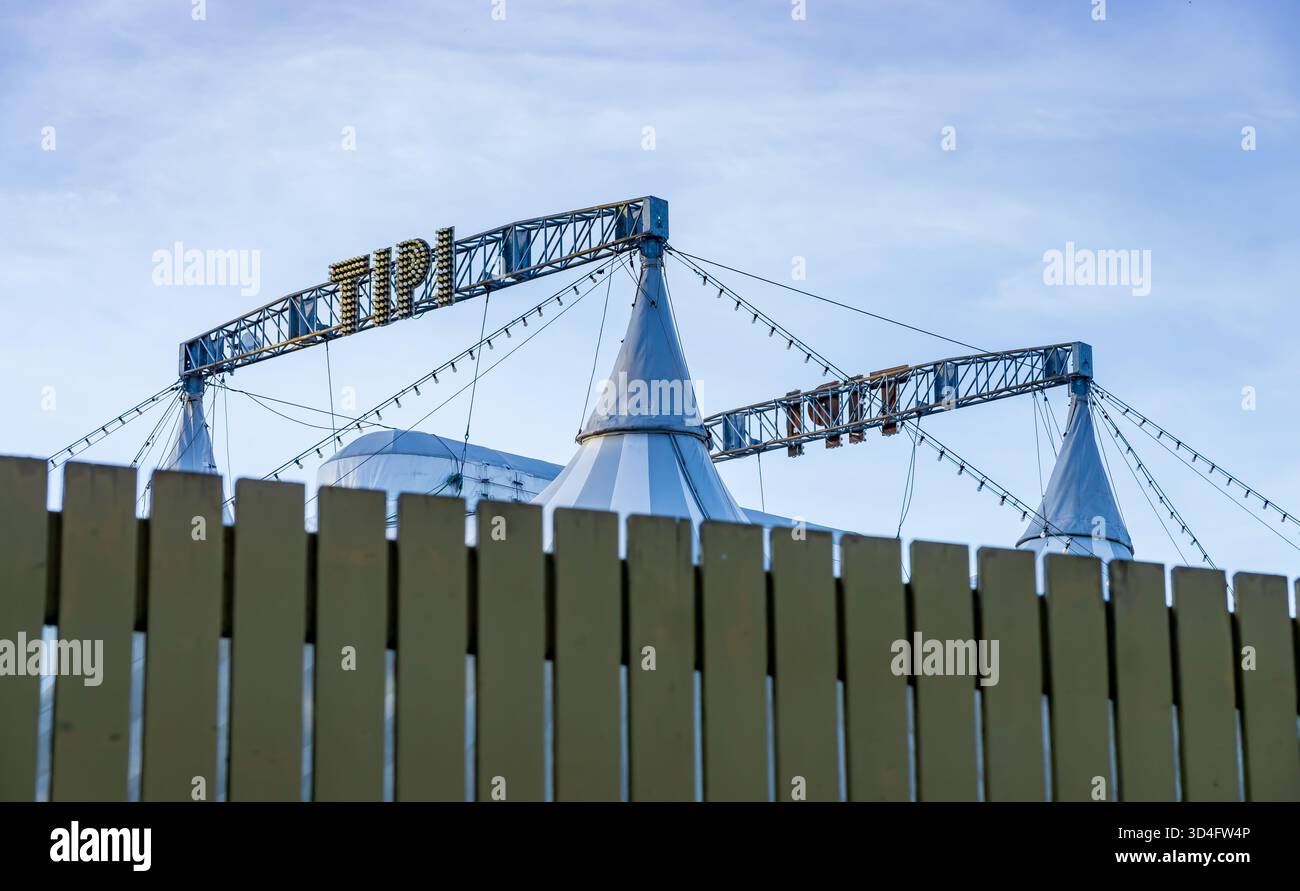 TIPI am Kanzleramt, Berlin, Allemagne – toits de tente et détail de clôture Banque D'Images