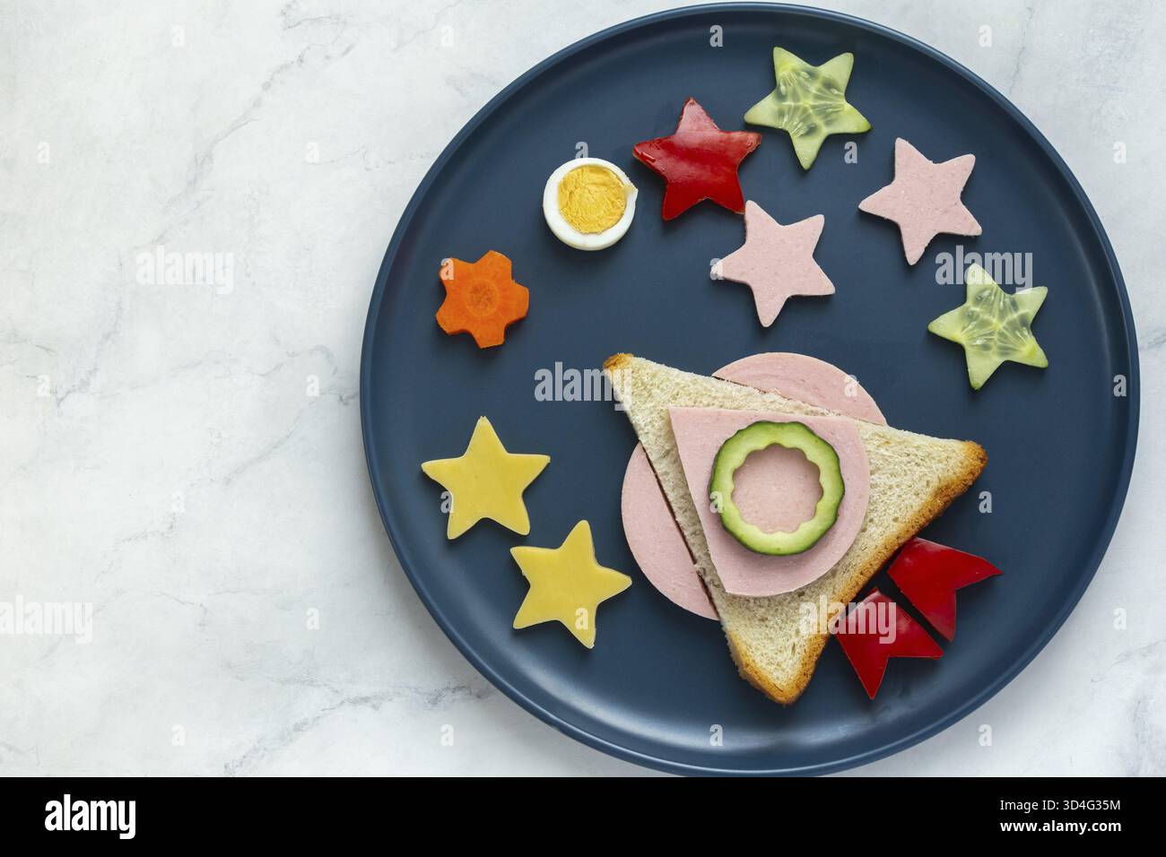 Nourriture, idée de petit déjeuner créative pour les enfants, fusée sandwich et étoiles faites de pain grillé, saucisse, fromage et légumes, repas sain Banque D'Images