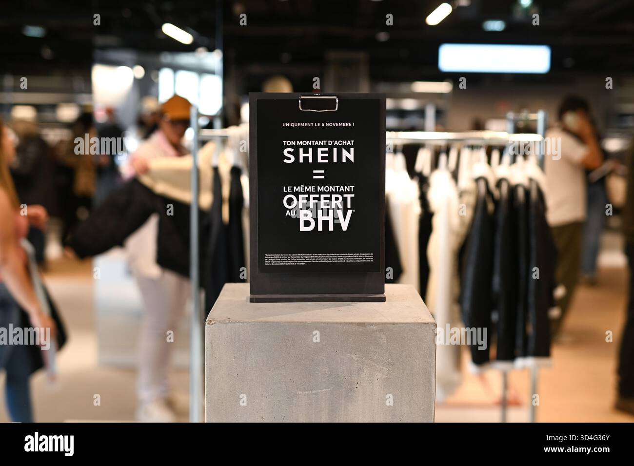 France. 05 novembre 2025. Les gens assistent à l’ouverture du magasin Shein au BHV Paris le 5 novembre 2025. Sur la façade du BHV, figurait une affiche géante montrant une photo de Frédéric Merlin, président de la Société des grands magasins et directeur du BHV, et Donald Tang, président exécutif du groupe Shein. (Photo de Lionel Urman/Sipa USA) crédit : Sipa USA/Alamy Live News Banque D'Images