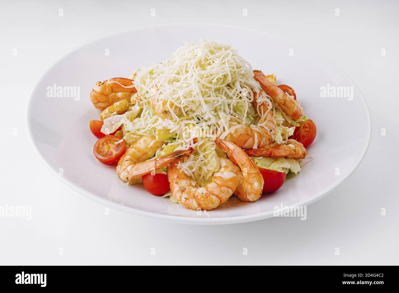 Nourriture, délicieuse salade de crevettes avec fromage, tomates et laitue sur une assiette blanche Banque D'Images