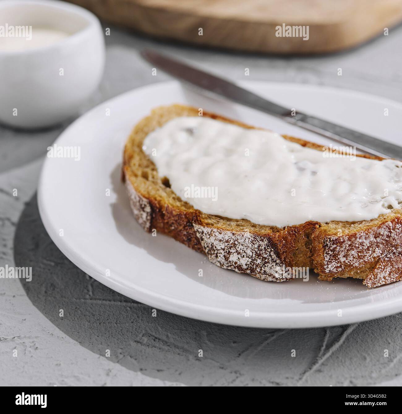 Nourriture, sandwich avec fromage ricotta sur assiette Banque D'Images