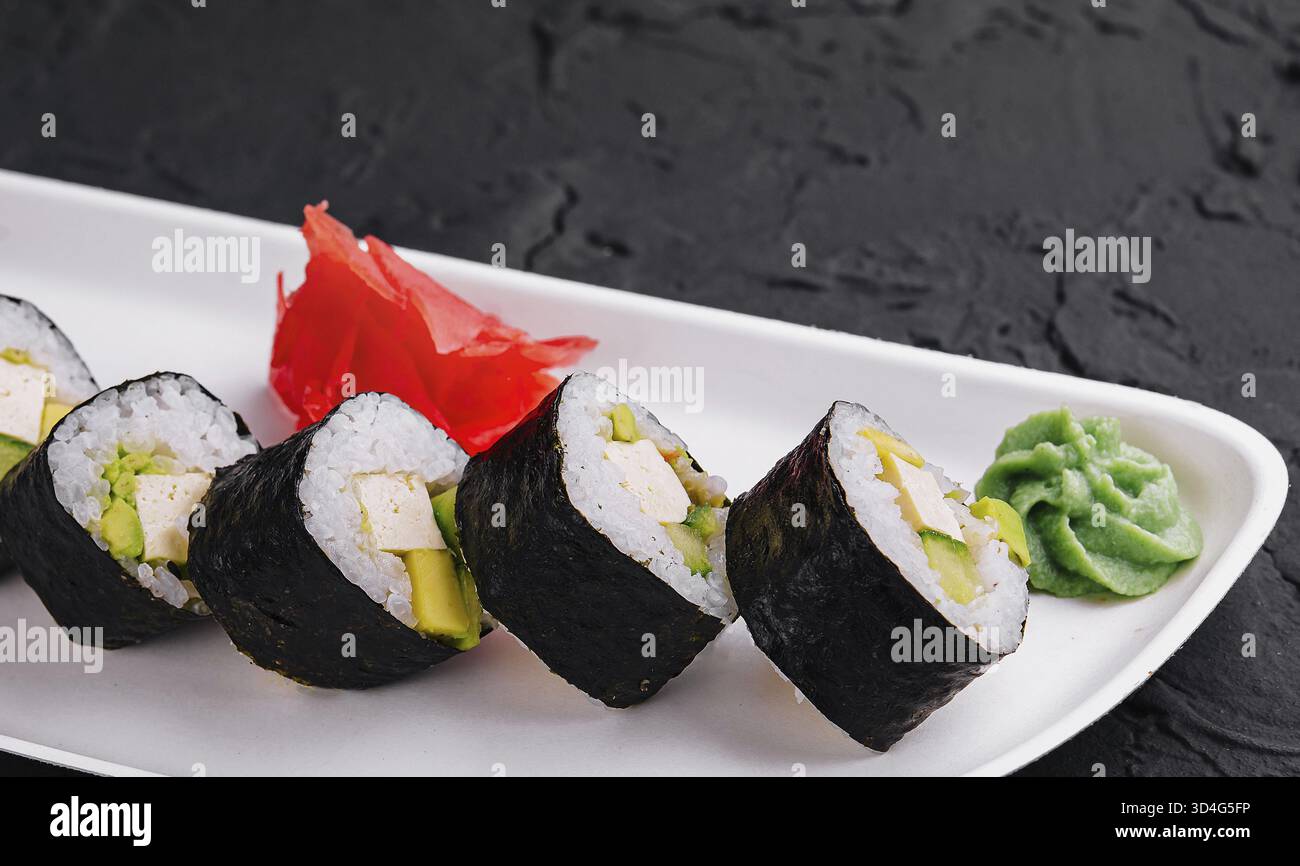 Nourriture, Sushi avec fromage feta et avocat sur assiette blanche Banque D'Images
