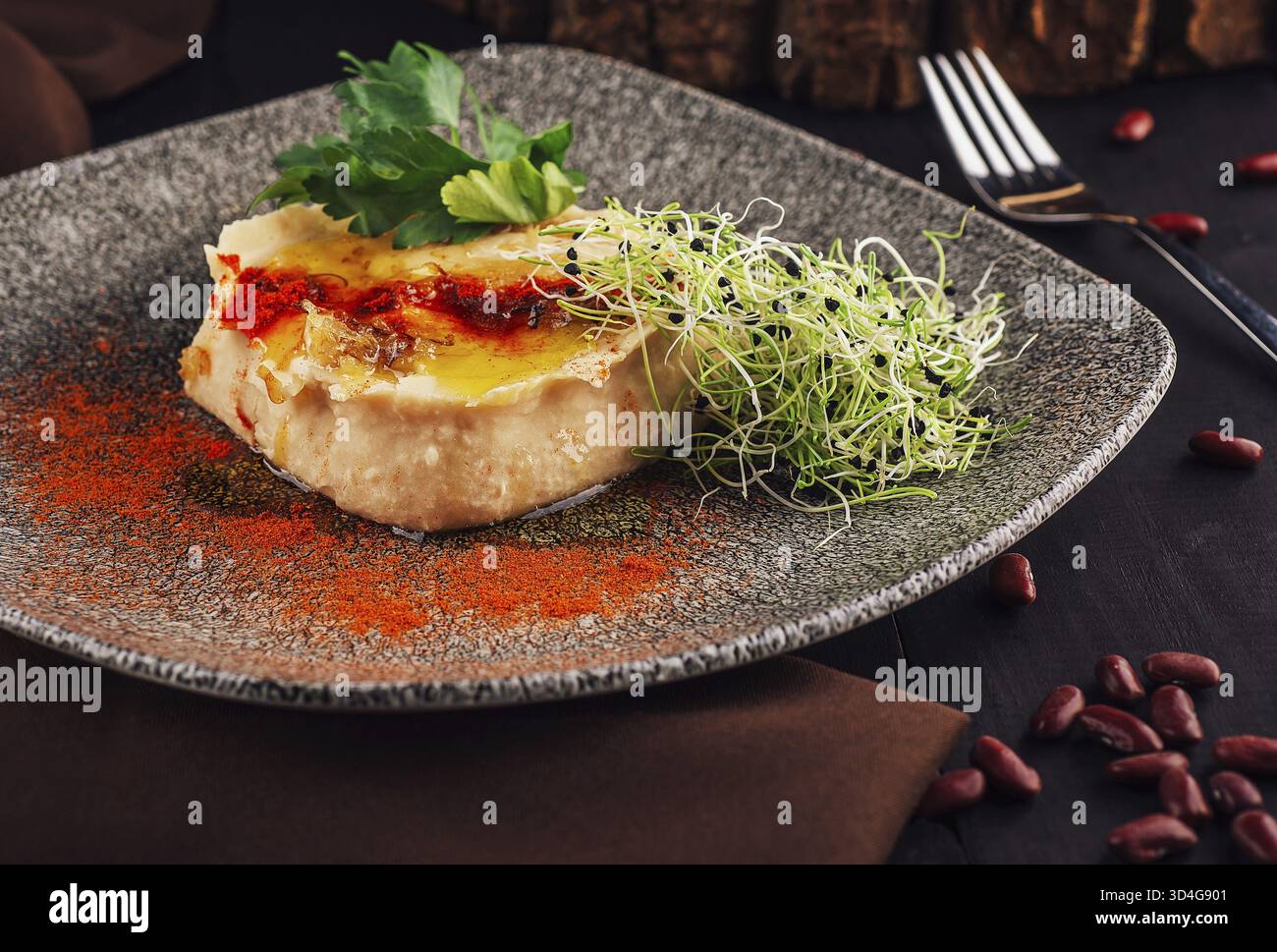 Nourriture, houmous avec huile d'olive et paprika Banque D'Images