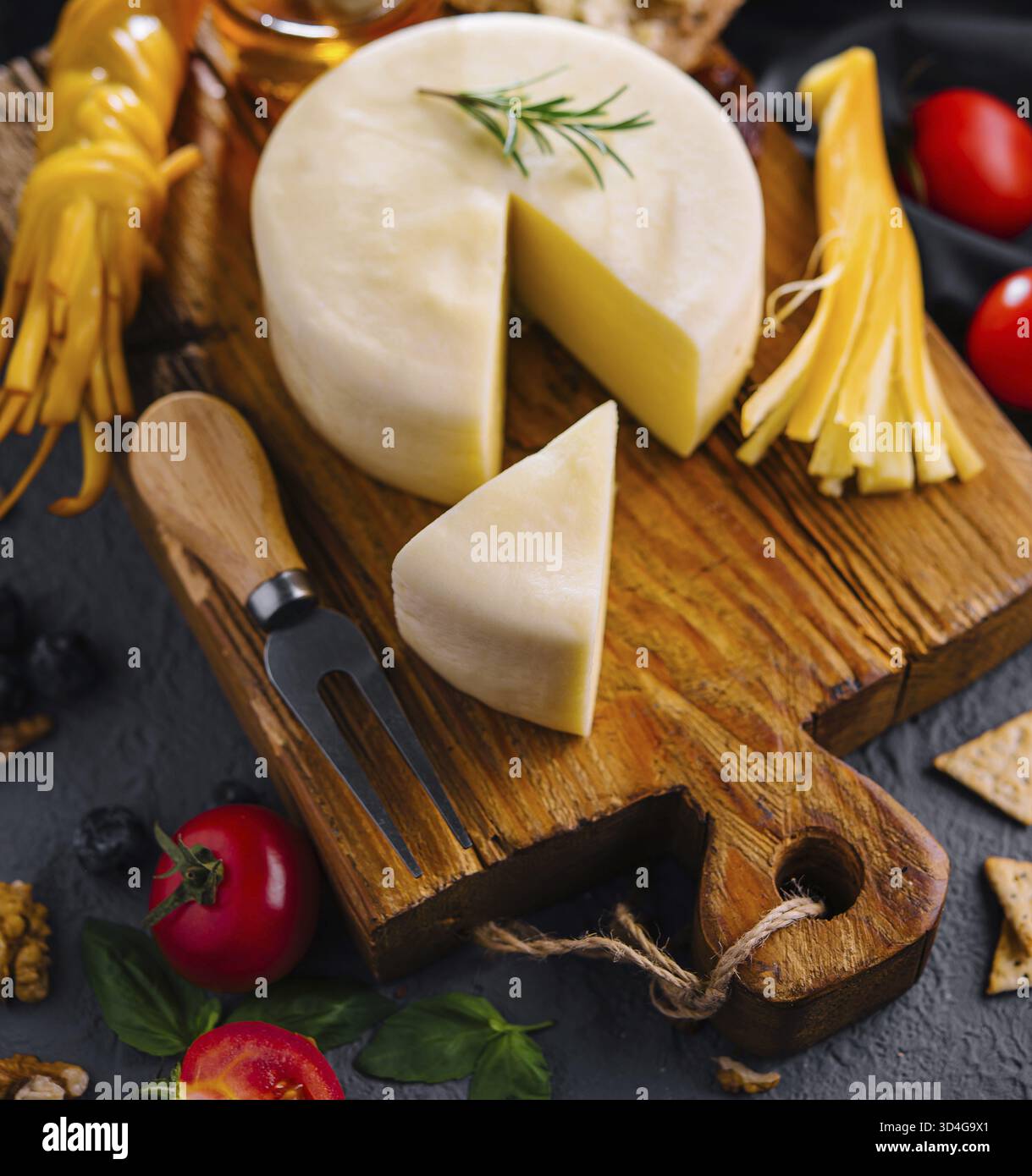 Nourriture, assiette de fromage avec vue sur le dessus de la variété de fromages Banque D'Images