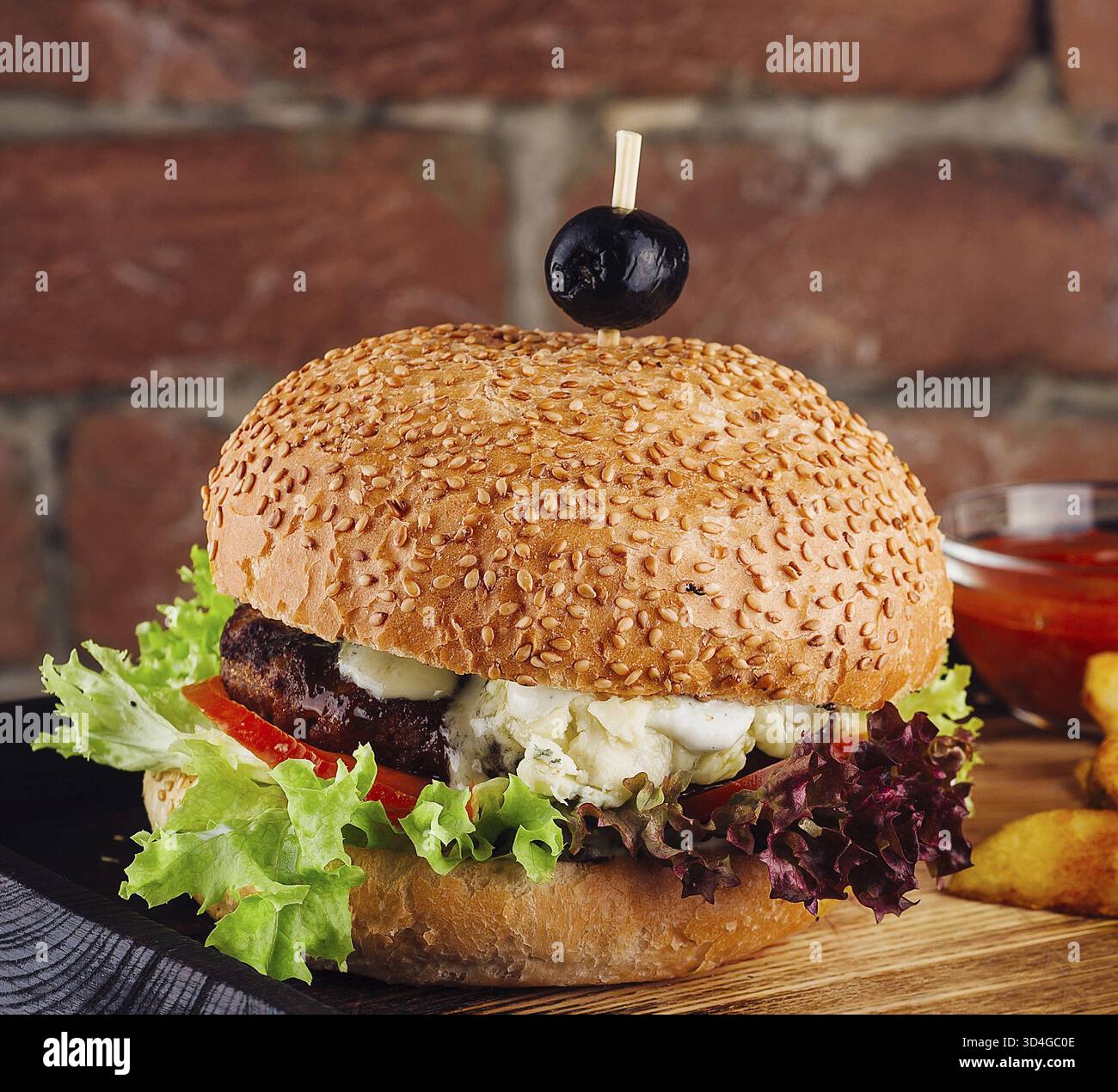 Nourriture, cheeseburger américain avec frites sur planche de bois Banque D'Images