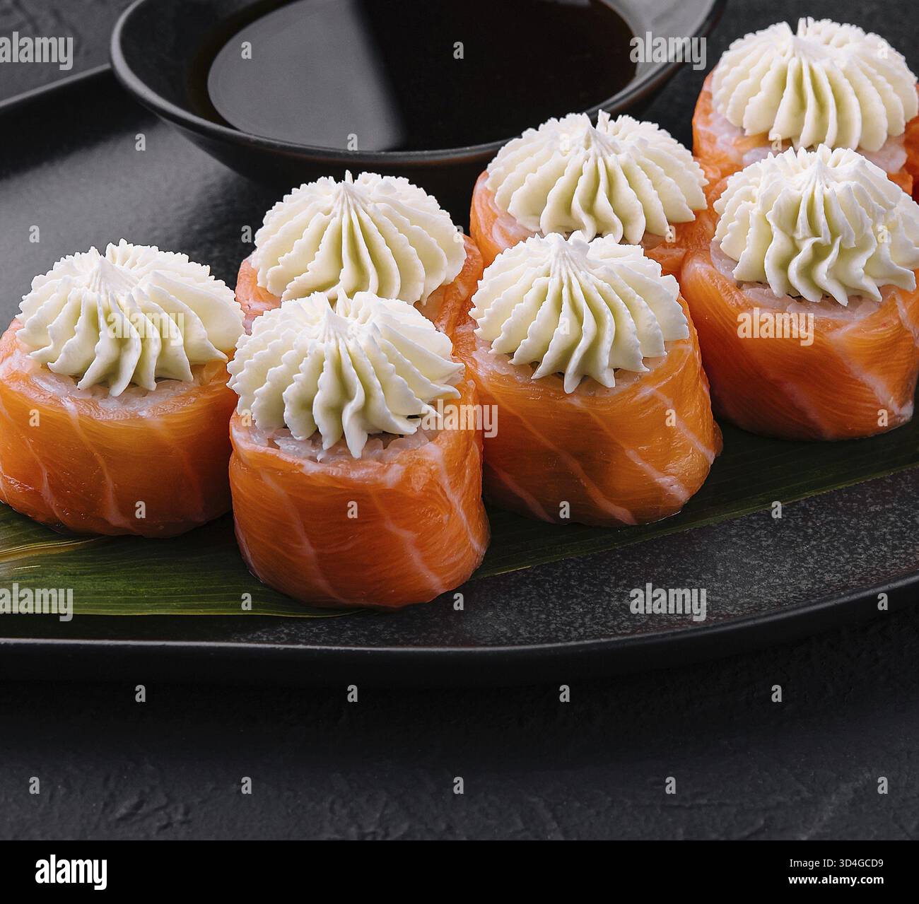 Nourriture, Sushi de Philadelphie avec fromage de Philadelphie sur assiette asiatique noire Banque D'Images