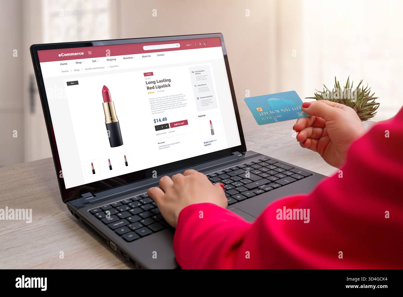 Femme achetant du rouge à lèvres en ligne en utilisant la carte de crédit et l'ordinateur portable, paiement e-commerce sécurisé et concept d'achat de produits de beauté Banque D'Images