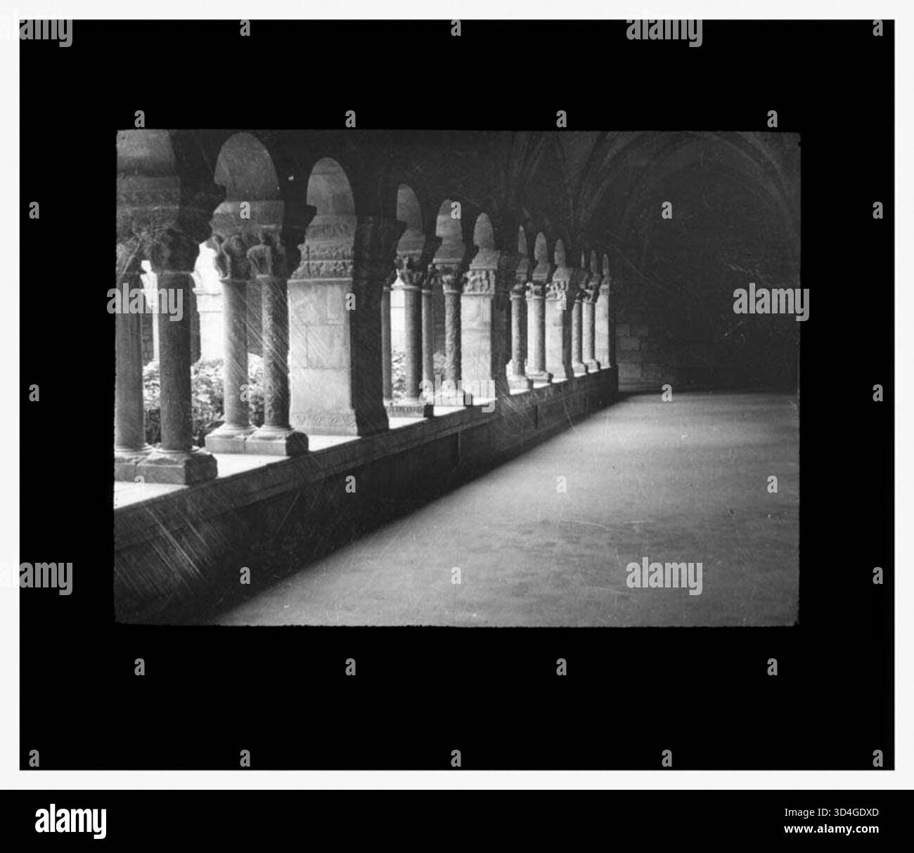 Le tableau d'Antoni Gallardo i Garriga de 1933 représente la galerie et les arches du cloître de la cathédrale d'Elna, mettant en valeur l'architecture romane et le patrimoine religieux du site. Banque D'Images