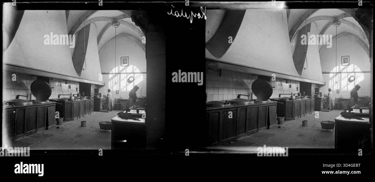 Cette image représente la cuisine de l'ancien Hôpital de la Santa Creu à Barcelone. Prise par Josep Maria Armengol i Bas entre 1899 et 1910, la photo montre une vue historique de l'un des espaces fonctionnels de l'hôpital. Banque D'Images