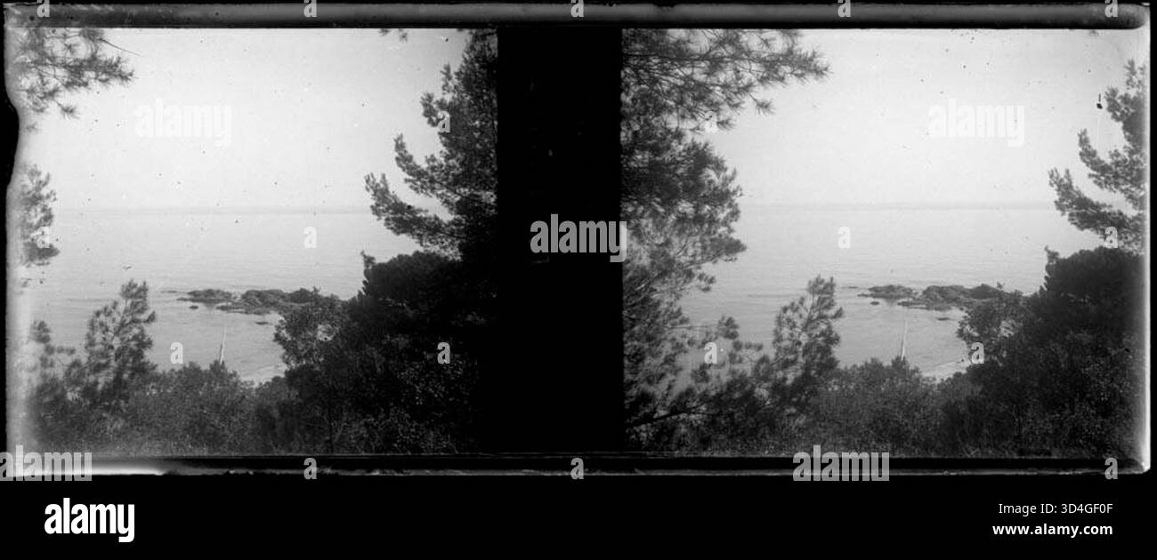 La côte de Santa Cristina d'Aro, capturée par Josep Maria Armengol i Bas entre 1899 et 1910. L'image met en valeur le paysage côtier avec des éléments naturels et le front de mer. Banque D'Images